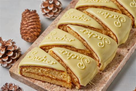 Fehér Sacher torta tészta sütés közben