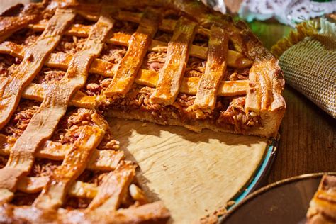 Szeletelt rácsos pite tálalás közben
