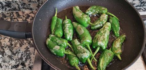 Padron paprika a tányéron