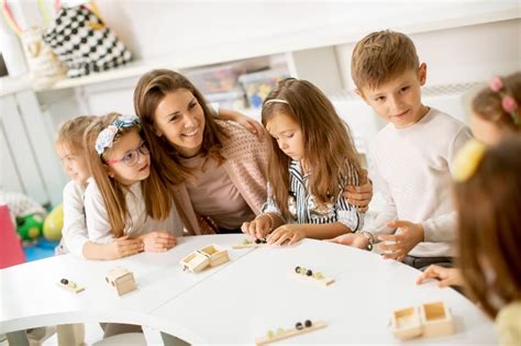 Gyerekek játszanak és rajzolnak egy kék kerítésen