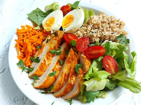 Bulgur tál zöldségekkel és csirkével