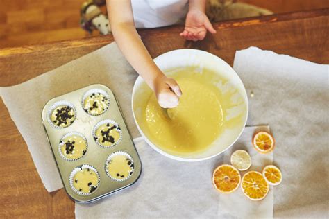 Gyerekek a konyhában muffin sütés közben