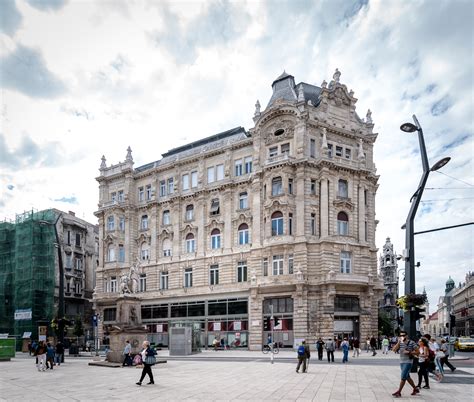 budapesti utcakép a Ferenciek terénél