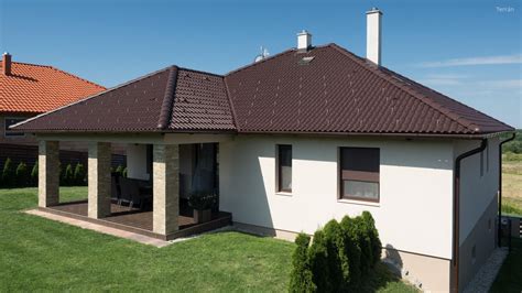 Vanília ház sötétbarna tetővel és harmonizáló nyílászárókkal