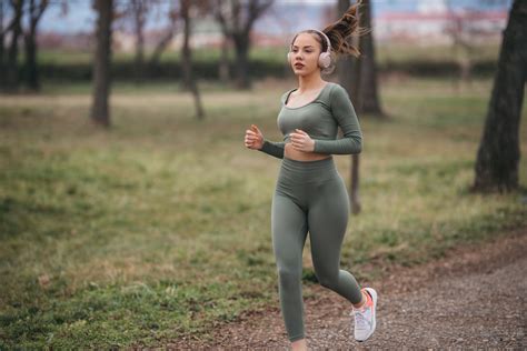 fitnesz anyuka sportolás közben