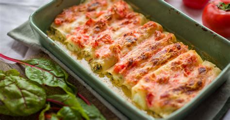 Töltött cannelloni tálban
