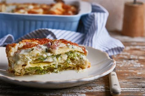 Brokkolis-sajtos cannelloni tálalva