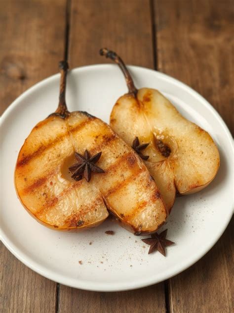 grillezett körte vaníliafagylalttal tálalva