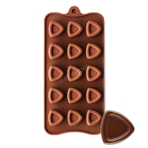 különböző formájú szilikon bonbon öntőformák elrendezve egy munkafelületen