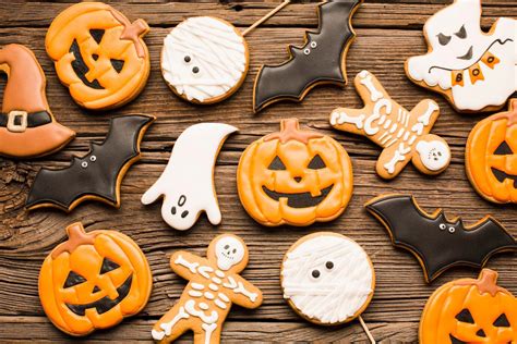 Halloween tematikájú denevér formájú csokoládék egy tányéron