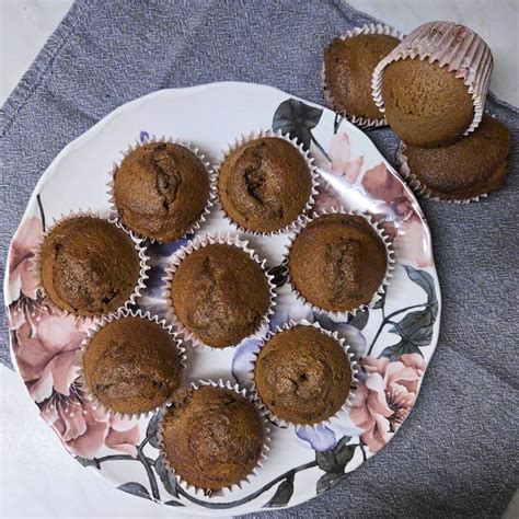Különböző ízesítésű Szerencsi kakaós muffinok egy tálon