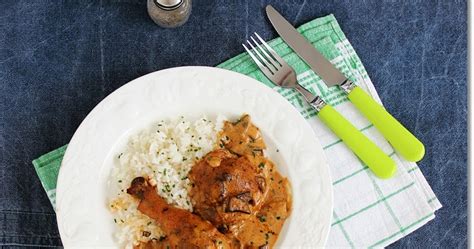 Illusztráció a tejfölös csirkecomb elkészítésének különböző fázisairól.