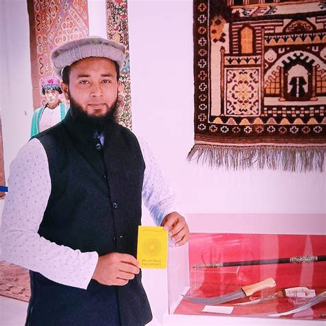Ahmed Amran portréja, utazó motívumokkal