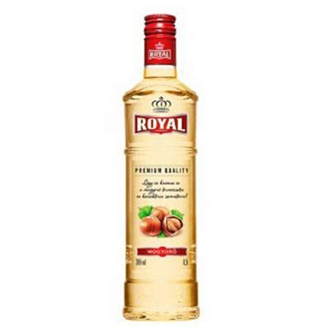 Royal Mogyoró Likőr palackja és friss mogyorók