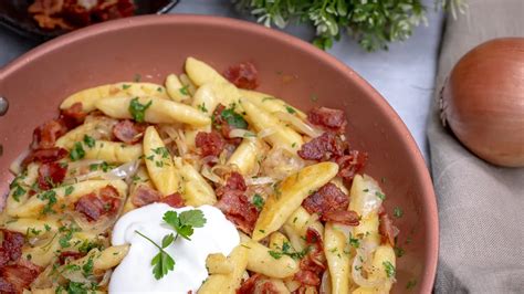 Többféle hagymás-baconös karajszelet tálalva