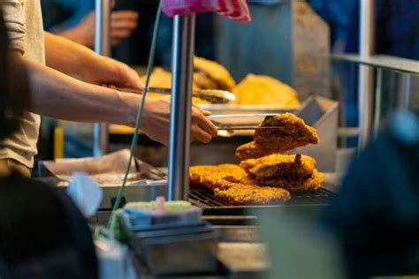 food truck sült csirkét kínál