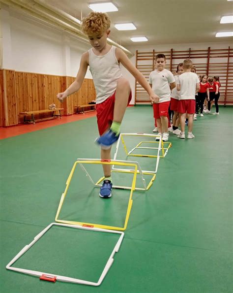 Gyermekek testnevelés órán koordinációs gyakorlatokat végeznek