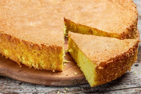 Összekevert piskóta tészta a tortaformában