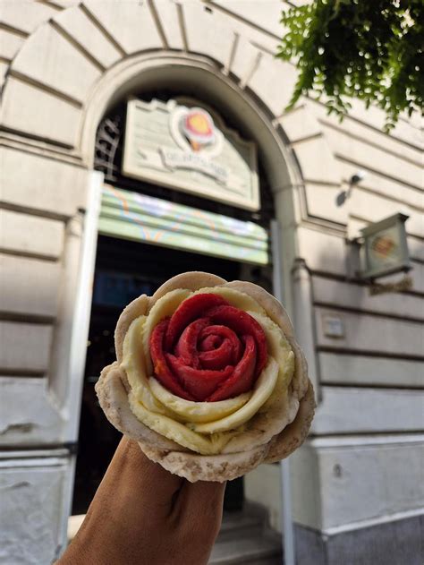 A Gelarto Rosa rózsa alakú fagylaltja