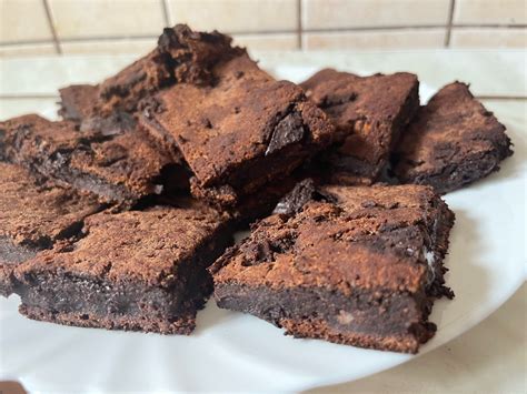 csokis mentás brownie tányéron