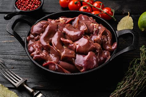 egy tálca friss, nyers libamáj, különleges textúrával