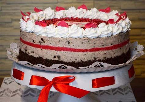 Örömteli pillanat egy díszes torta átadásakor