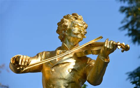 A Strauss család tagjai, Johann Strauss szobor