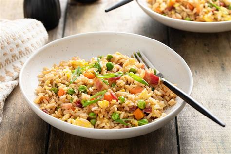 Ázsiai pirított rizs tálalva