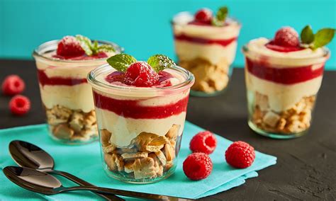 Réteges meggyes-csokis puding kehelyben látványos tálalással