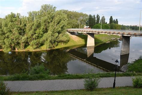 Bajai Petőfi-sziget látképe csónakokkal