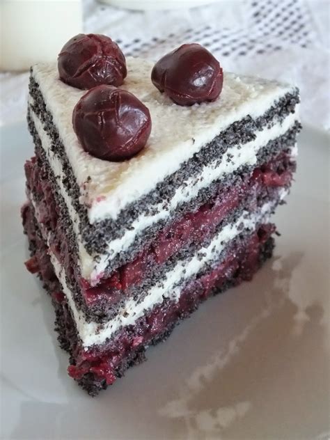 Meggyes-mákos Oreo torta torta szelet