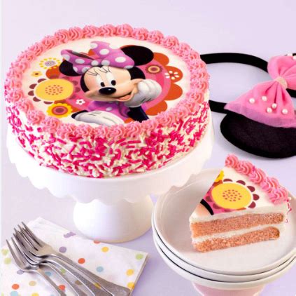 Minnie egér torta egy ünnepi asztalon