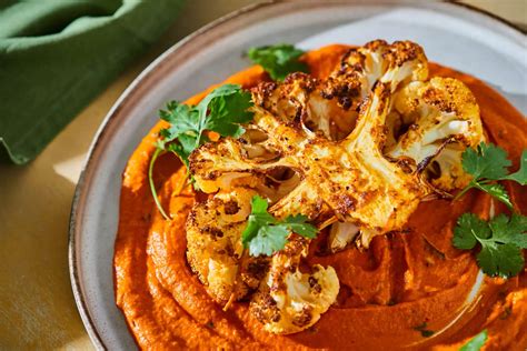 Sült paprika sütőpapírral bélelt tepsin