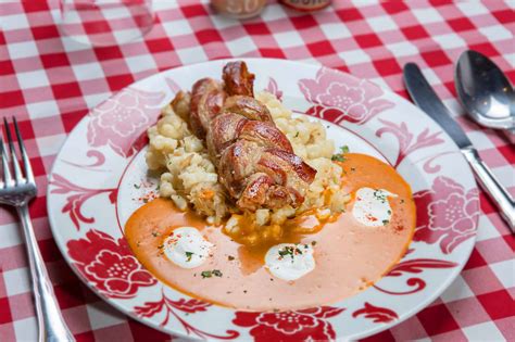 A Hungarikum Bisztró homlokzata és bejárata, amely a tradicionális és otthonos hangulatot sugallja