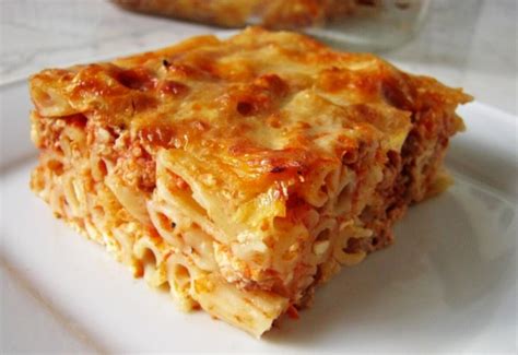 Rakott penne csirkével és olvadó sajttal a sütőben