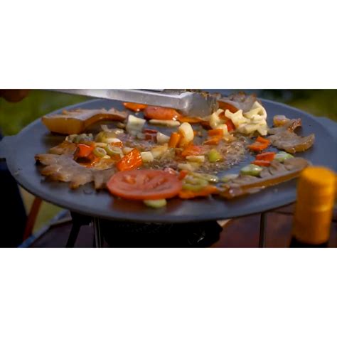 Öntöttvas grill tárcsa zöldségekkel és húsokkal