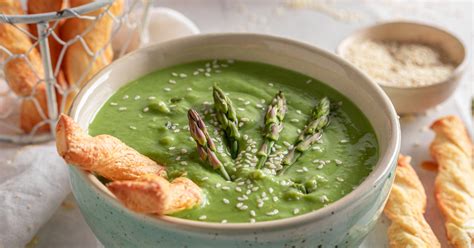 Tálalt vegán spárgakrémleves