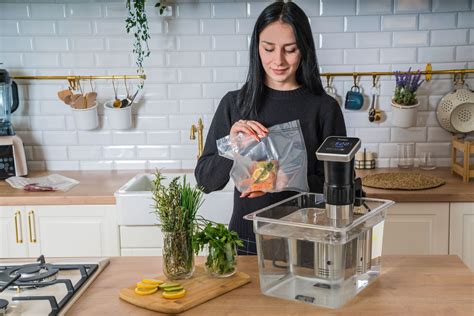 Sous-vide főzéshez előkészített hús és zöldségek
