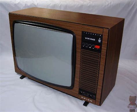 Retro televízió a Szomszédok logójával
