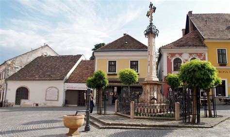 Szentendre Fő tér a Szerb Kereskedő Társaság keresztjével