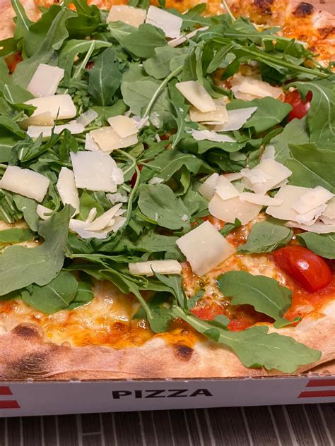 Négyzet alakú, vékony tésztás pizza szeletek