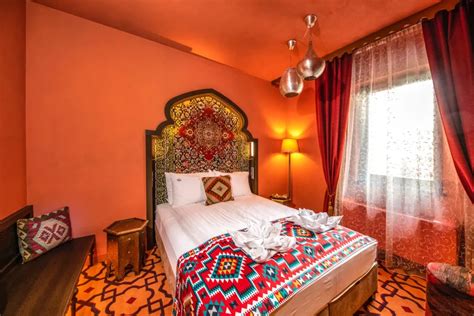 A Mesés Shiraz Hotel bejárata és lobbija, jellegzetes keleti dekorációval