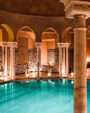 Az Arab Fürdőház belső tere, kupolás mennyezettel és medencével