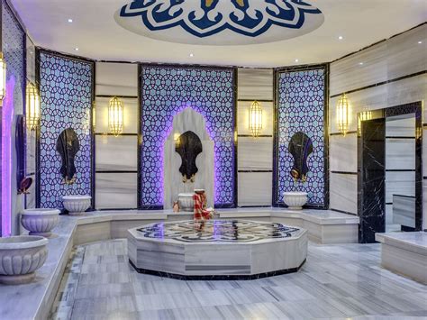 Hammam fürdő rituálé, gőzben ülő emberek
