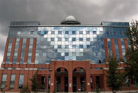 Az ELTE Lágymányosi Campus épületegyüttesének átfogó látképe, hangsúlyozva a közösségi terek szerepét