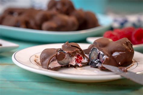 kekszgolyók csokiba mártva