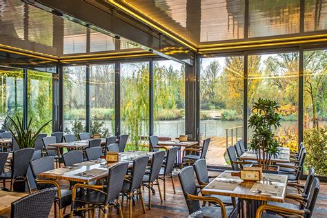 A Le Bistro terasza a Duna partján