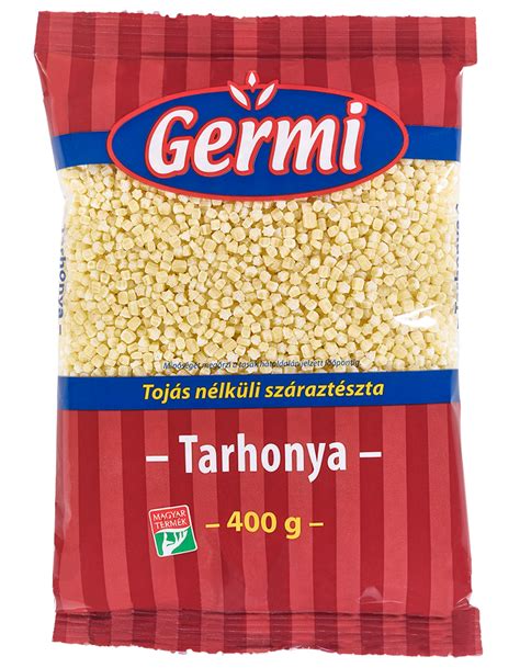 Piruló tarhonya egy serpenyőben, folyamatos kevergetéssel