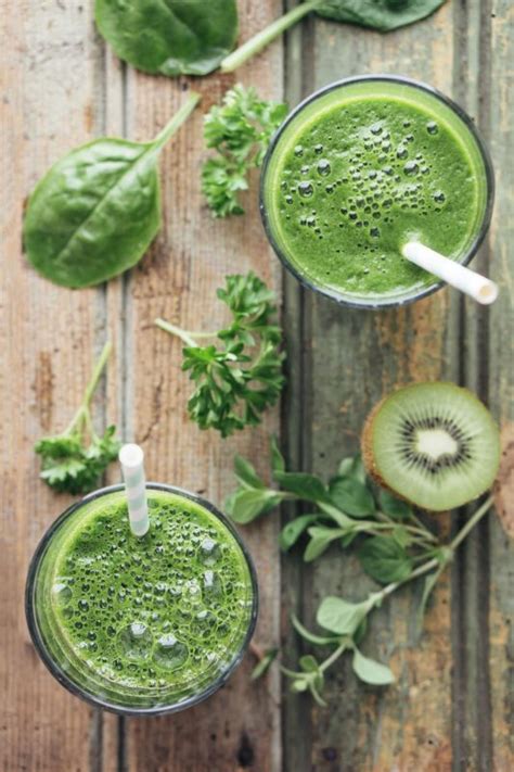 Kézben tartott zöld smoothie egy egészséges reggelihez