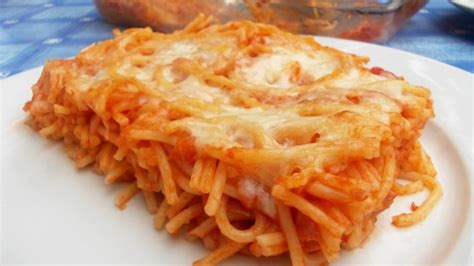 Sült spagetti egy tepsiben, paradicsommal és sajttal